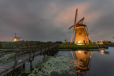 Operational windmill a night Stock-Fotos