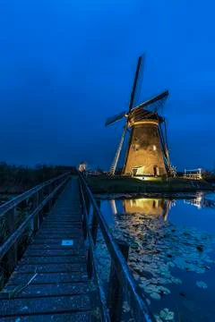 Operational windmill a night Stock-Fotos