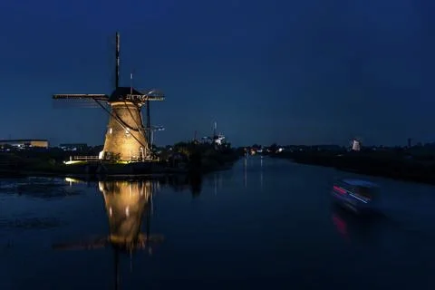 Operational windmill a night Foto stock
