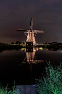 Operational windmill a night Stock-Fotos