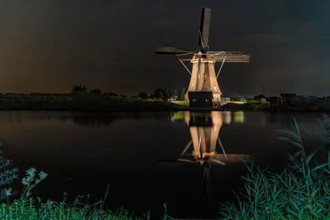 Operational windmill a night Фото