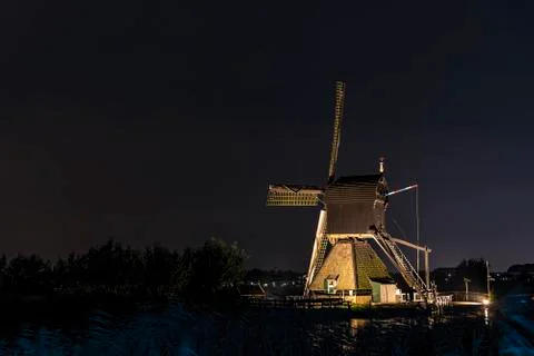 Operational windmill a night Stock-Fotos