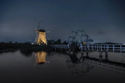 Operational windmill a night Stock-Fotos