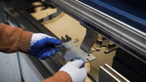 Operator bending metal sheet by sheet bending machine Vídeo Stock 125642582