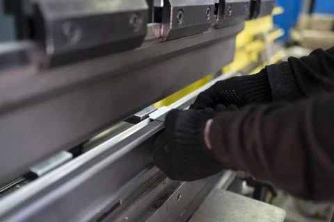 Operator bending metal sheet by sheet bending machine bending of metal Foto stock