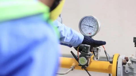 Operator checking high degree Celsius temperature in tunnel kiln Video stock 251448753