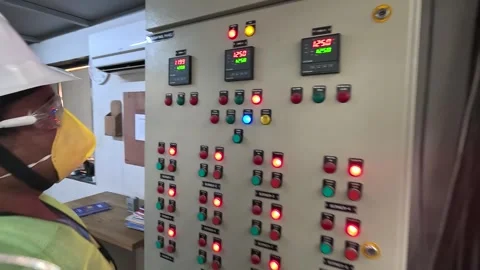 Operator checking high degree Celsius temperature in tunnel kiln Video stock 251451158