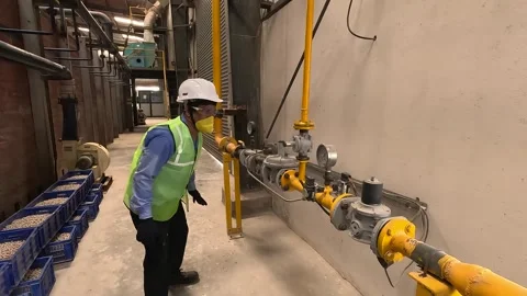 Operator checking high degree Celsius temperature in tunnel kiln Video stock 251541116