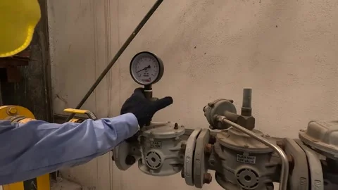 Operator checking high degree Celsius temperature in tunnel kiln Video stock 251542134