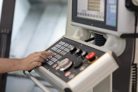 Operator at the controls of metalworking machine Foto stock