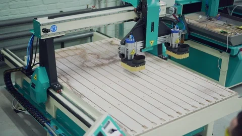 The operator controls the operation of the CNC machine. Video stock 125910413