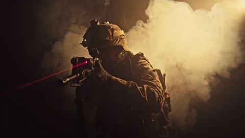 The operator is in full protective gear. Laser sight. Gloomy atmosphere Vidéo 155984221