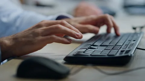 Operator hands typing keyboard closeup. Office manager working clicking mouse Vidéo 242982063