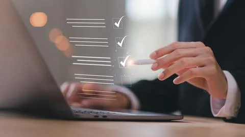 Operator makes mark on the survey topic ,Checklist with checkmarks and chec.. 스톡 사진