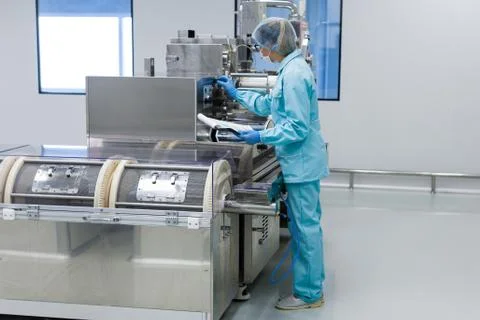 The operator monitors the operation parameters of the machine Fotos Stock