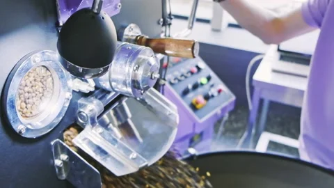 Operator pouring out roasted coffee Vídeos de archivo 142263910