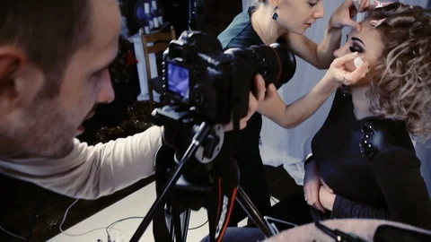 The operator removes the camera makeup on the girl Stockbeeldmateriaal 95277814