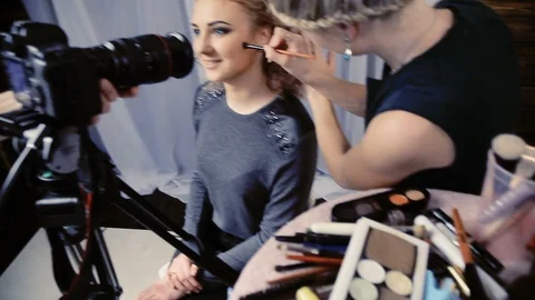 The operator removes the camera makeup on the girl Stockbeeldmateriaal 95389596
