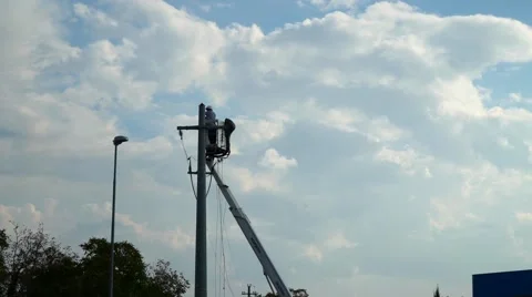 Operator repair power line outside arm lift , on aerial platform 스톡 동영상 44094919