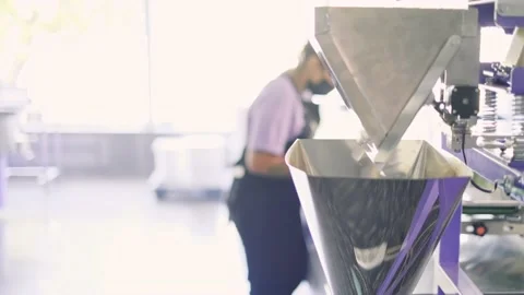 The operator of roasting coffee on the background of the unloading mechanism. Vídeos de archivo 142280226