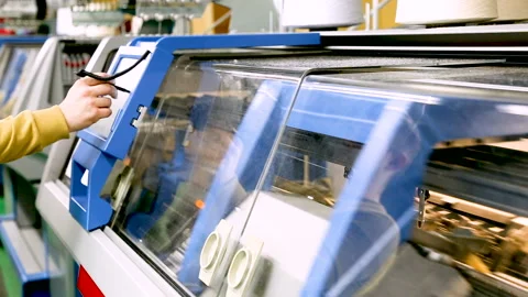 Operator setting automatic knitting machine Video stock 124628855