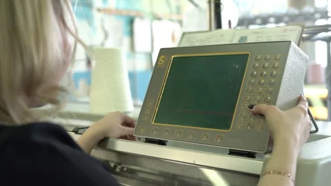 Operator setting knitting machine programme video Video stock 87120143