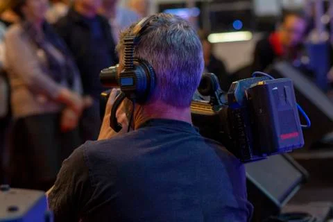 The operator shoots a report on a large camera Stock-Fotos