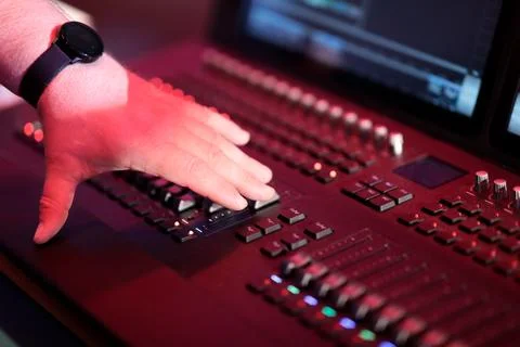 Operator at the stage lighting control console Foto stock