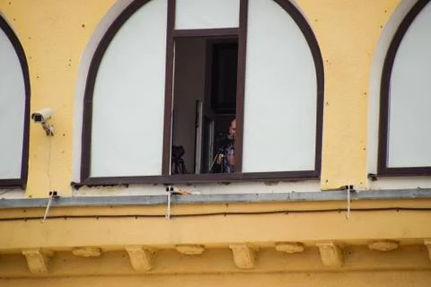The operator from the window is recording video. Foto stock