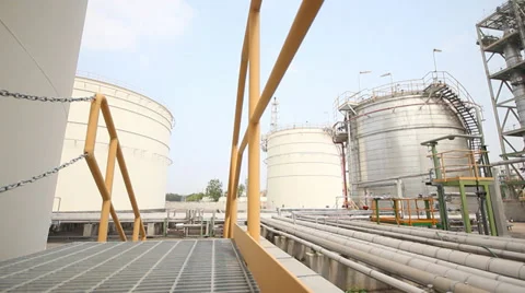 Operator working in che mical plant 動画素材 37771604