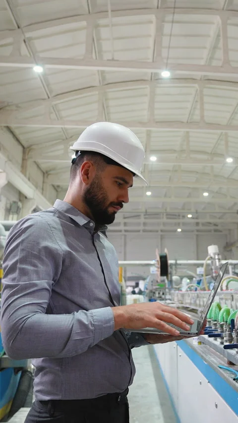 Operator working at programmable CNC machine in factory industries 스톡 동영상 314584415