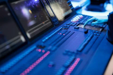 Operator working with stage lighting control panel Foto stock