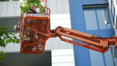 Operators in a Hydraulic Lifting Platform 스톡 동영상 88232474