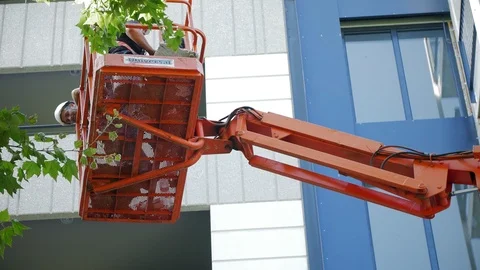 Operators in a Hydraulic Lifting Platform  Vidéo 89350344