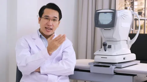 Ophthalmologist explaning about process of check eyes. Stock Footage 148485675