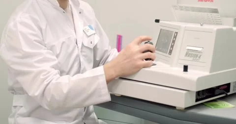 Ophthalmology, advanced ocular diagnostic technology in use at an eye clinic Vídeos de archivo 268416139