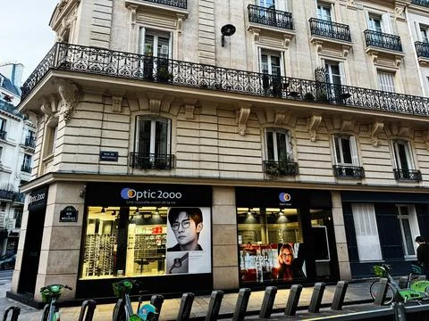 Optic 2000 eyewear store front on Rue de Mzires in Paris, France with Hauss.. Foto stock