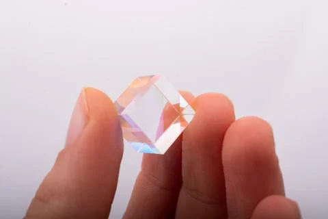 Optical glass cube in hand  Light dispersion,spectrum. Physics optics ray ref Foto stock