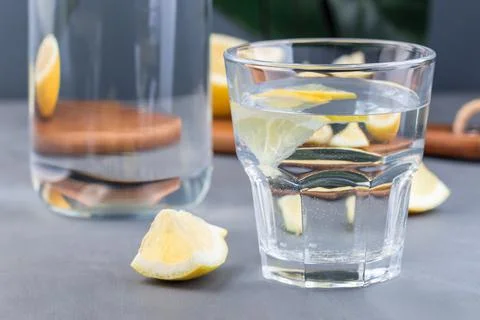 Optical illusion lemon distorted through the glass of water, lemon water 스톡 사진