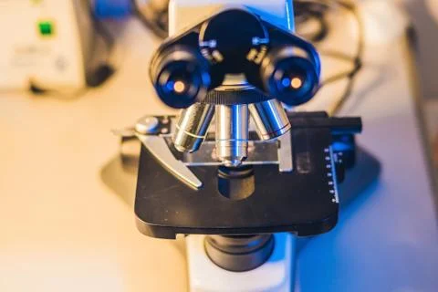 Optical microscope with four different objective lenses Foto stock