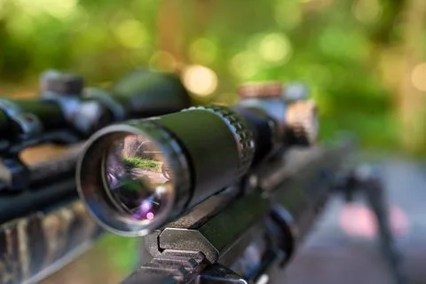 Optically attachment on the sniper rifle Stock-Fotos