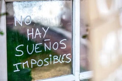Optimist phrase written over old windows glasses in spanish Fotos Stock