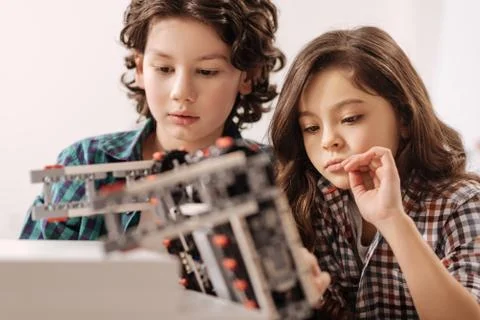 Optimistic children programming robot in the science studio Foto stock