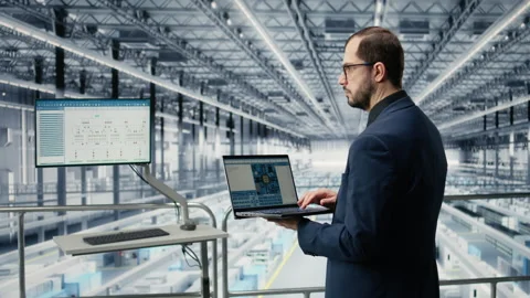 Optimizing conveyor belt workflow, simulation and man in microchip smart factory 스톡 동영상 333379609