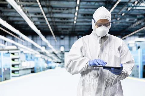 Optimizing photolithography process, tablet and engineer man Stockfoto's
