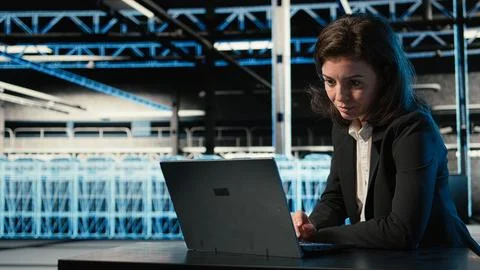 Optimizing server, laptop and software developer in data center 스톡 사진