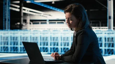 Optimizing server, laptop and software developer in data center Stockfoto's