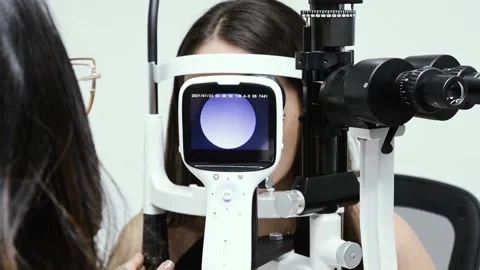 Optometrist performing an eye examination Video stock 159183126