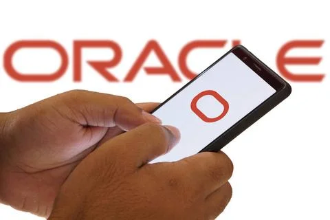  ORACLE logo displayed on smartphone screen. ORACLE is a multinational com... Foto stock