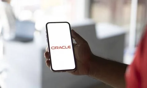  ORACLE logo displayed on smartphone screen. ORACLE is a multinational com... Foto stock